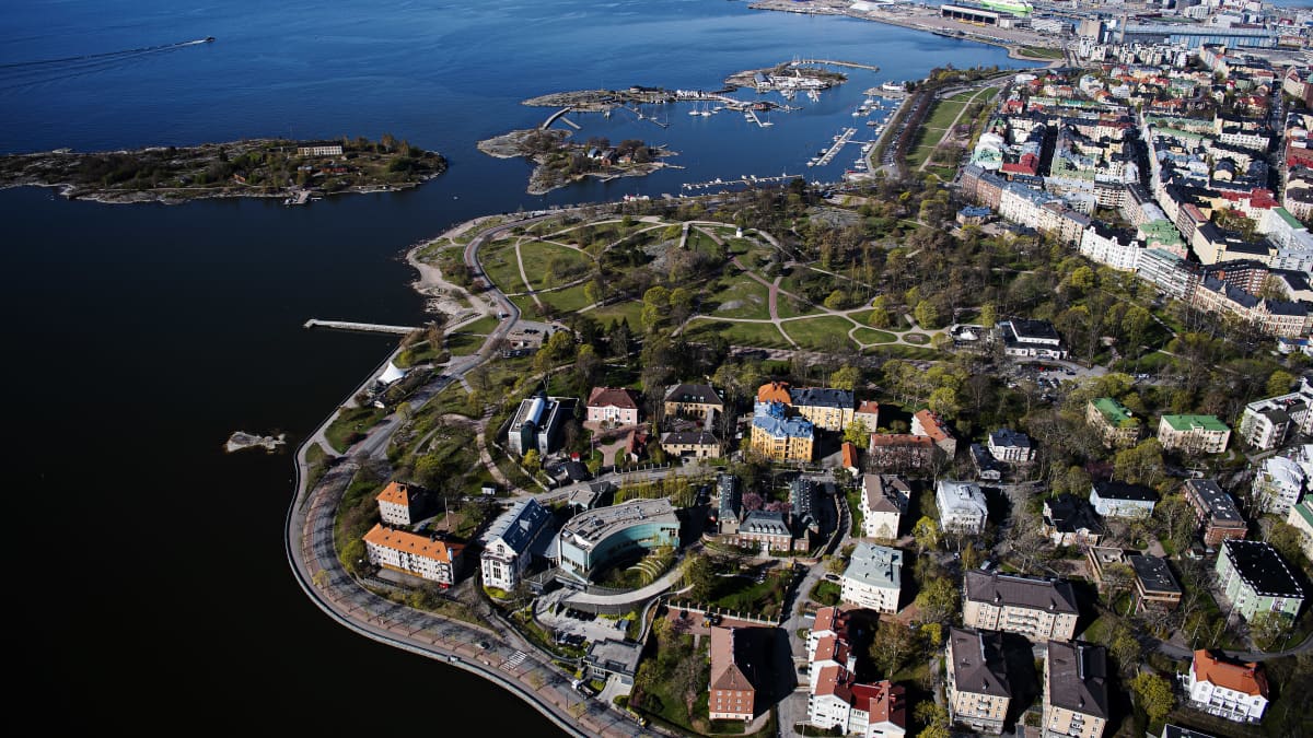Kuvassa on Helsingin Kaivopuisto toukokuussa 2020.