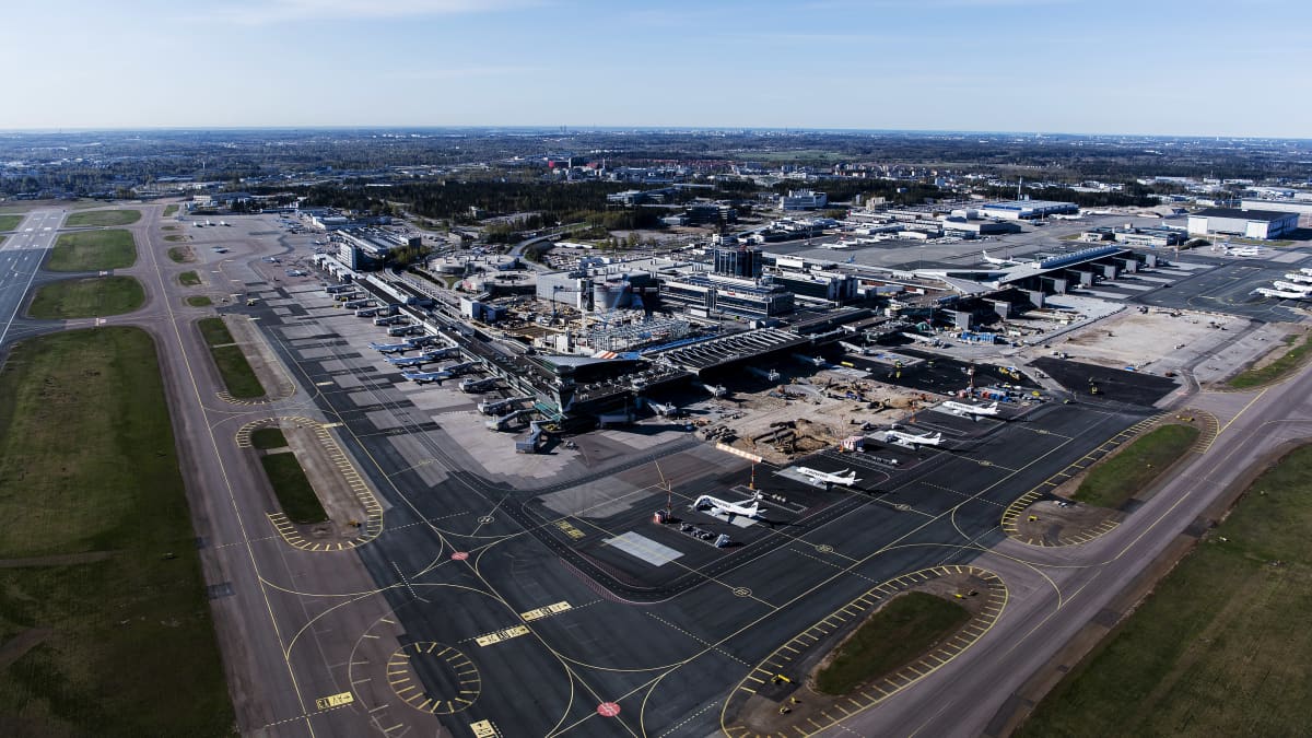 Kuvassa on Helsinki-Vantaan lentoasema toukokuussa 2020.