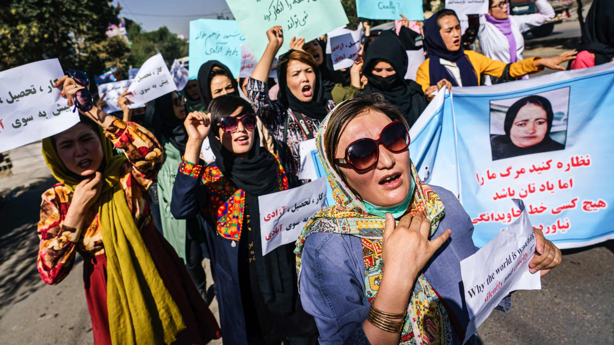 Afganistanilaiset naiset osoittavat mieltään.