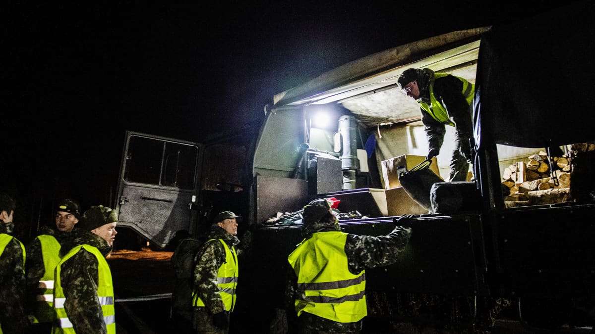 Varusmiehet leiriytyivät Lohjan Kasvihuoneilmiön läheisyyteen ja valmistautuivat avustamaan poliisia. Kuvassa puretaan varusteita autosta.