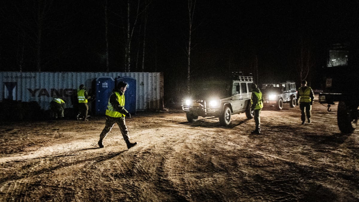 Varusmiehet leiriytyivät Lohjan Kasvihuoneilmiön läheisyyteen ja valmistautuivat avustamaan poliisia.
