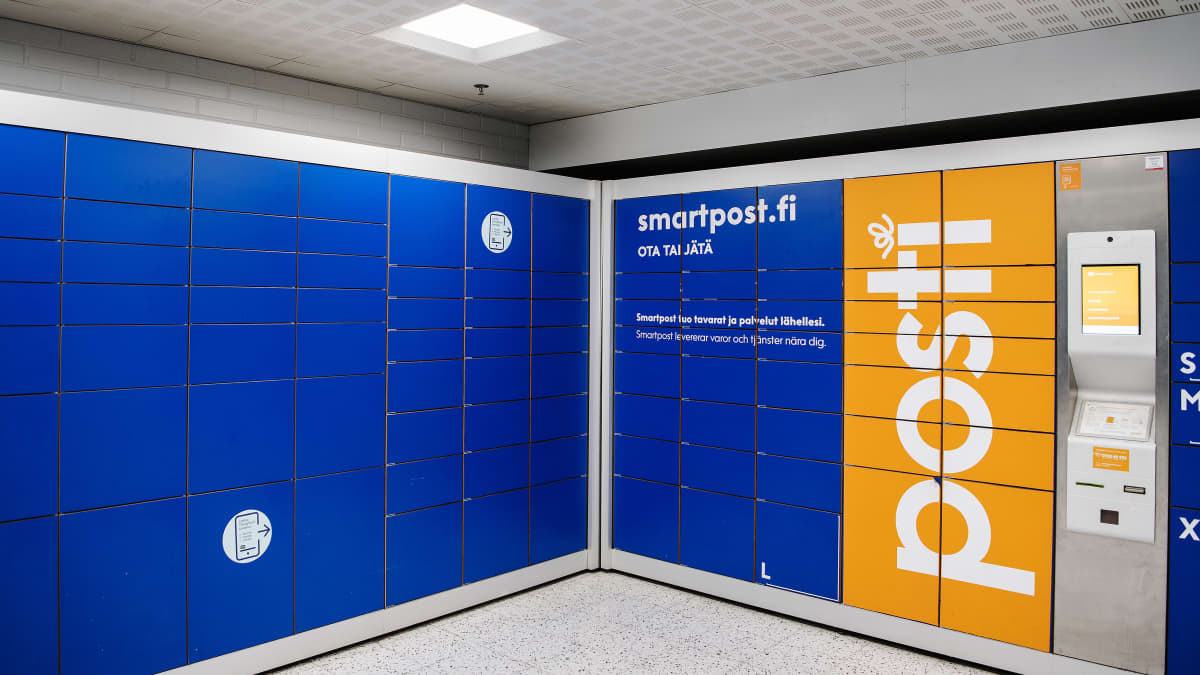 Kuvassa on pakettiautomaatti Viikin Prismassa Helsingissä elokuussa 2020.