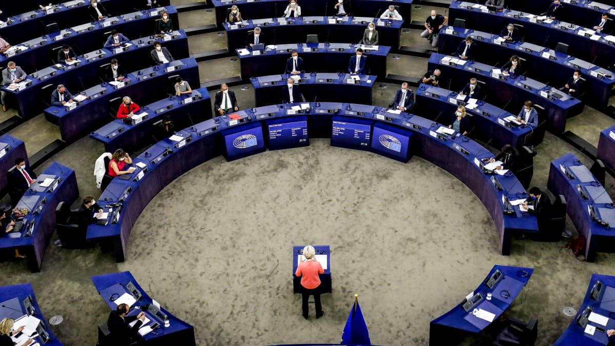 Ursula von der Leyen puhuu Euroopan parlamentissa.