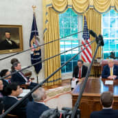 Yhdysvaltojen presidentti Donald Trump ja Kiinan varapääministeri Liu He toimittajien ympäröimänä presidentin virkahuoneessa Valkoisessa talossa.