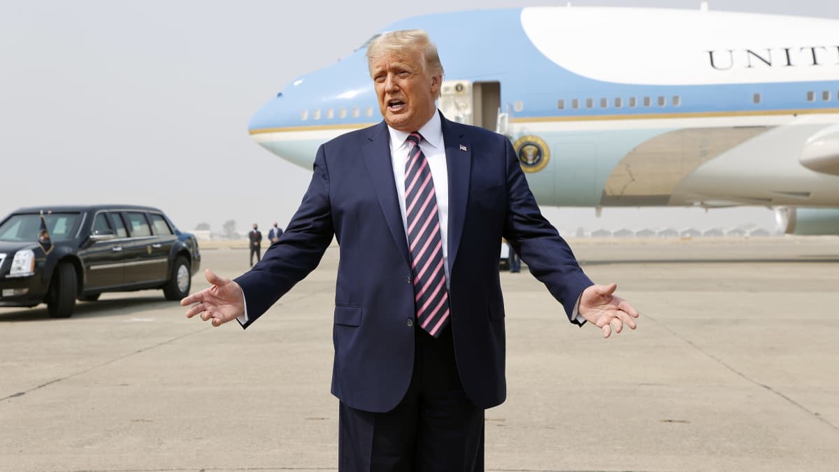 Presidentti Donald Trump puhui lehdistölle McClellanin lentokentällä Kaliforniassa.