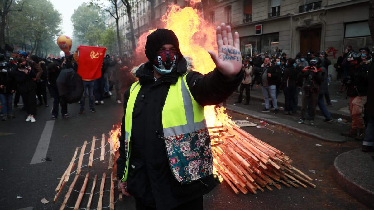 Mielenosoittaja keltainen liivi päällä Pariisissa.