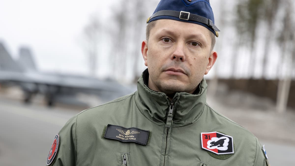 Eetu Rikkinen, everstiluutnantti, Hävittäjälentolaivue 31:n komentajana seisoo Rissalan lentokentällä.