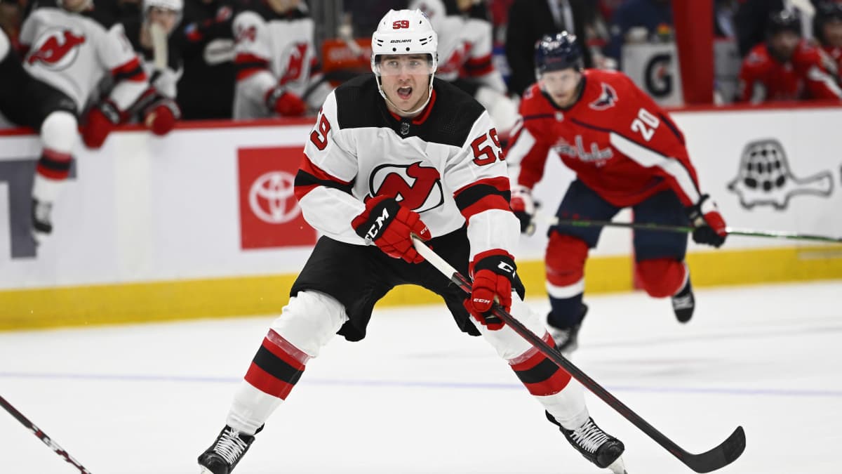 Janne Kuokkanen dribblar med pucken.