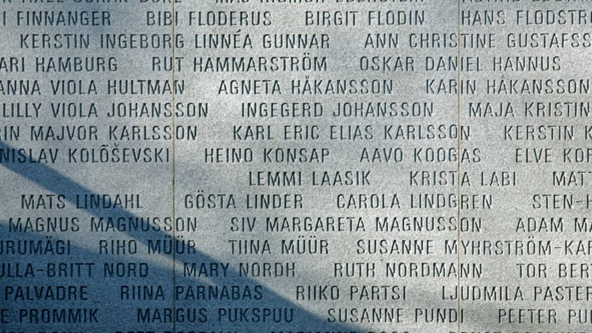 Ruotsalaisia ja virolaisia nimiä kaiverrettuna muistotauluun. 