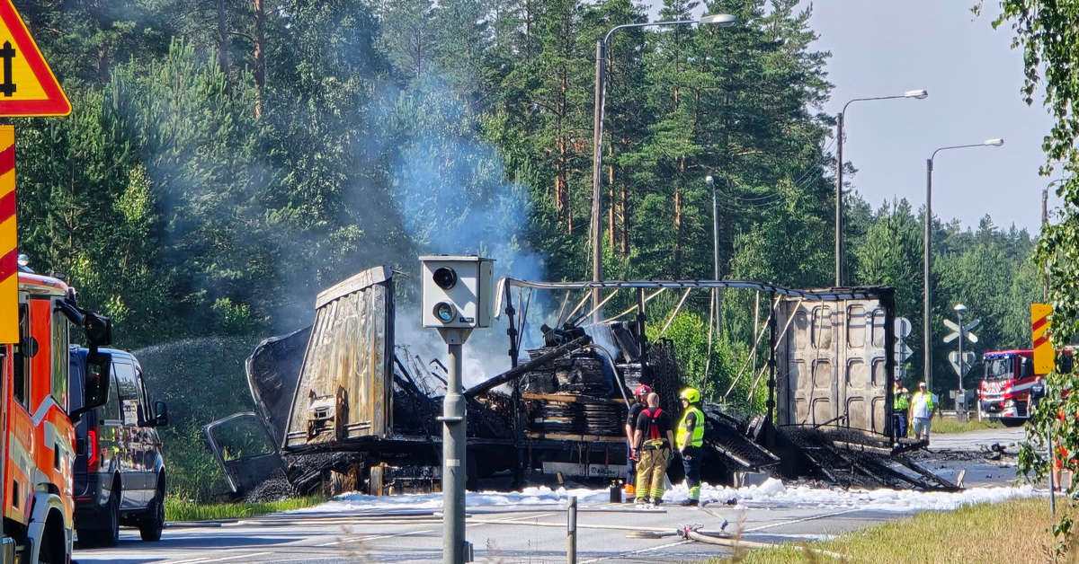 Rekka ja henkilöauto törmäsivät ja syttyivät tuleen Hangossa – yksi ...