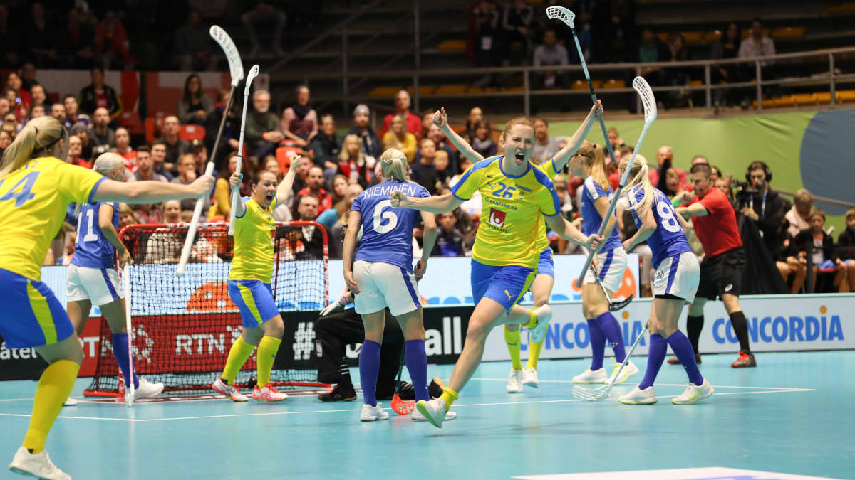 Sverige firar mål mot Finland på dam-VM 2019.