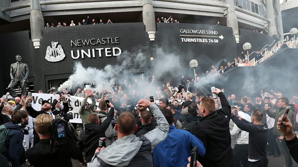 Fanit juhlivat Newcastle Unitedin omistajanvaihdosta.