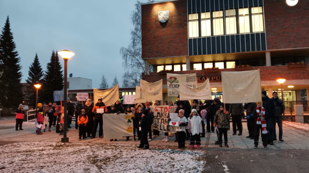 Mielenilmaus Haapajärvellä 29.11.2022 kyläkoulujen lakkauttamista vastaan.