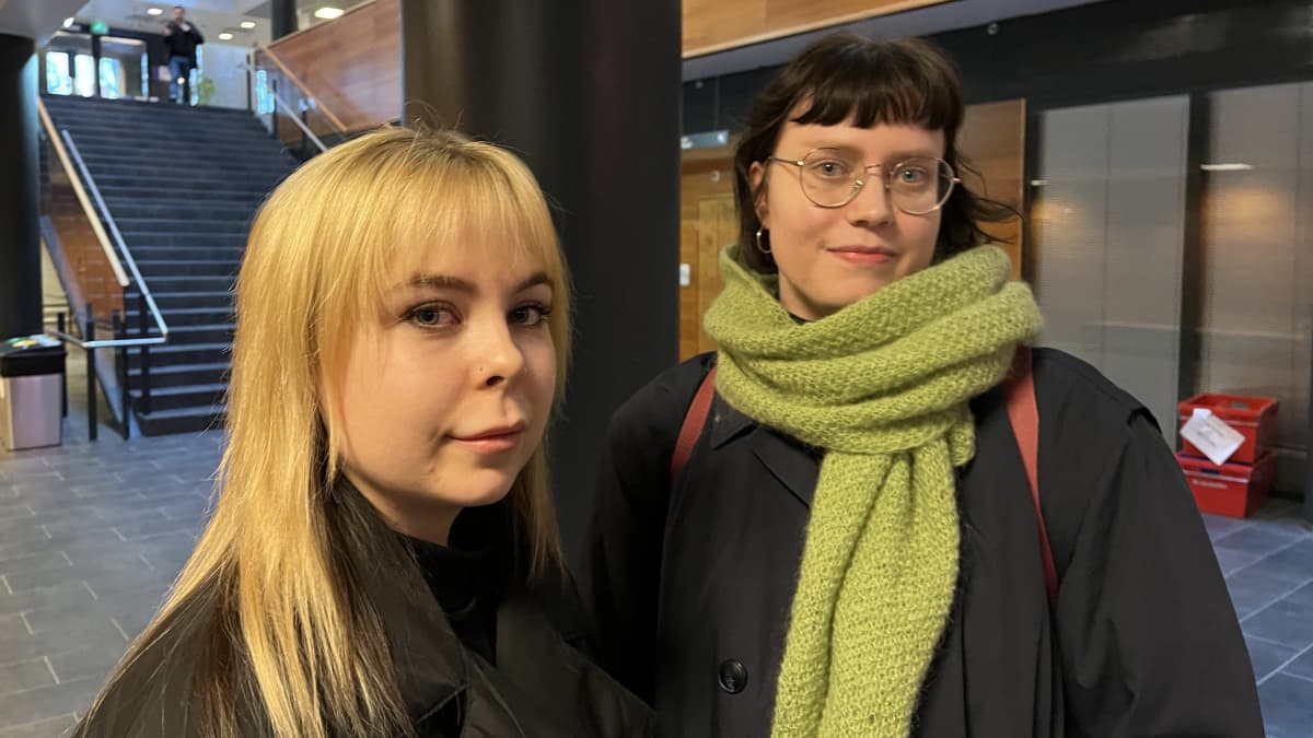 Mona Pajari ja Vimmu Heino katsovat kohti kameraa.