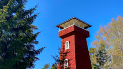 Vehoniemen punaiseksi maalattu näkötorni kuvattuna aurinkoisena kevätpäivänä.
