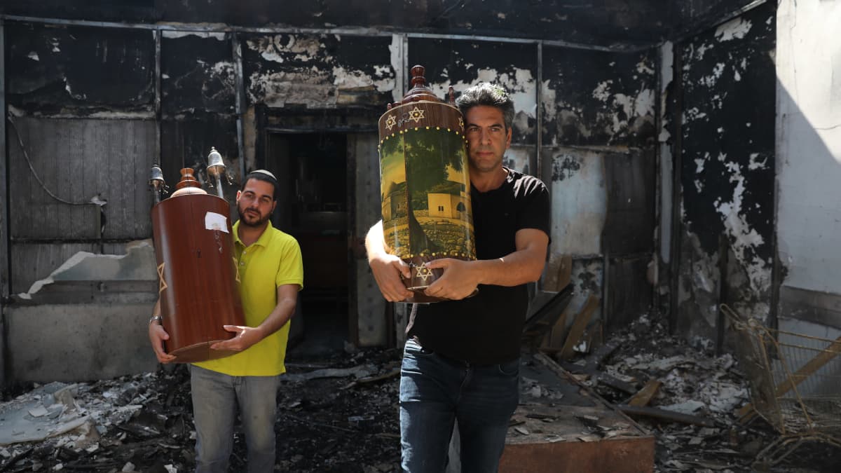 Lodissa kannettiin palaneesta synagogasta keskiviikkona ulos pyhiä kirjoituksia. Palo syttyi Lodin palestiinalaisten mellakasta.