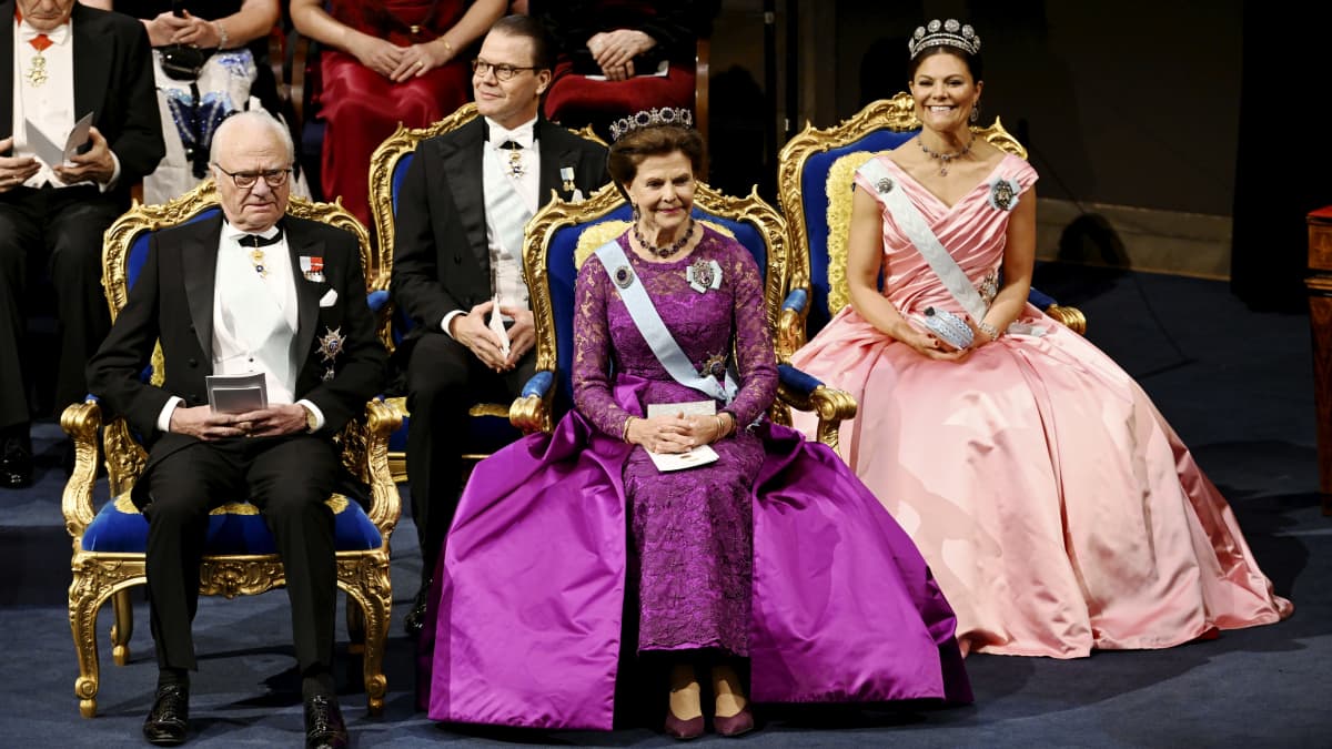 Ruotsin kuningas Kaarle Kustaa, prinssi Daniel, kuningatar Silvia ja kruununprinsessa Victoria istumassa kullatuilla tuoleilla.