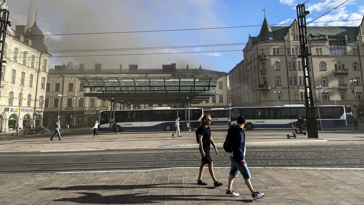 Tampereen Hallituskadulla syttyneen tulipalon katutason ravintolan palosta tulevaa savua .