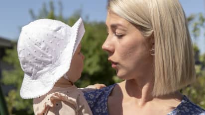 Lepertely ja lässytys kannattaa: Hoivapuhe kehittää vauvan kielen  oppimista, puolisolle lässyttäminen on sosiaalista liimaa