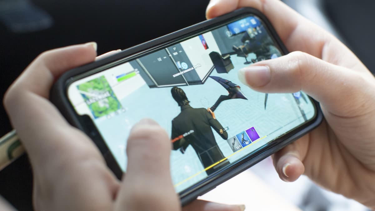 En tonåring spelar Fortnite på en Applemobil i Billerica i USA-delstaten Massachusetts den 24 augusti 2020.