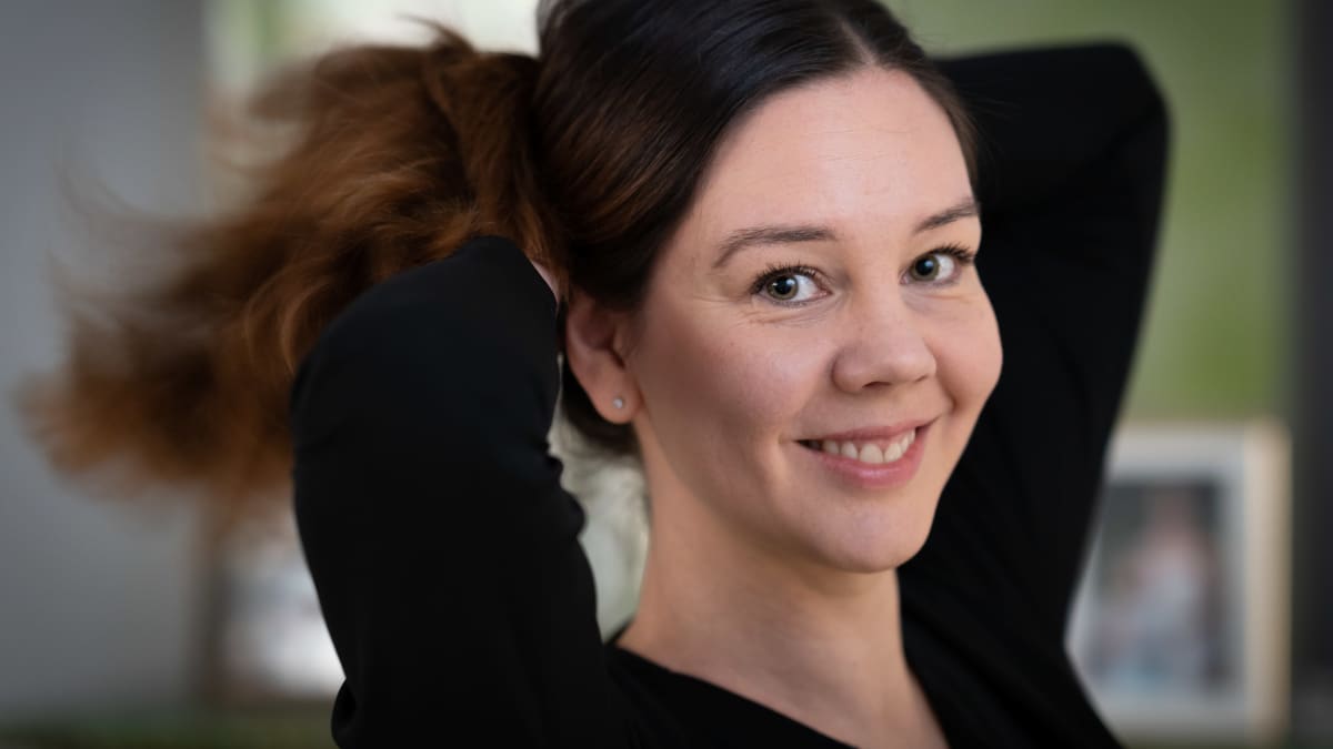 Paula Koskinen Sandberg tekee poninhännän itselleen.