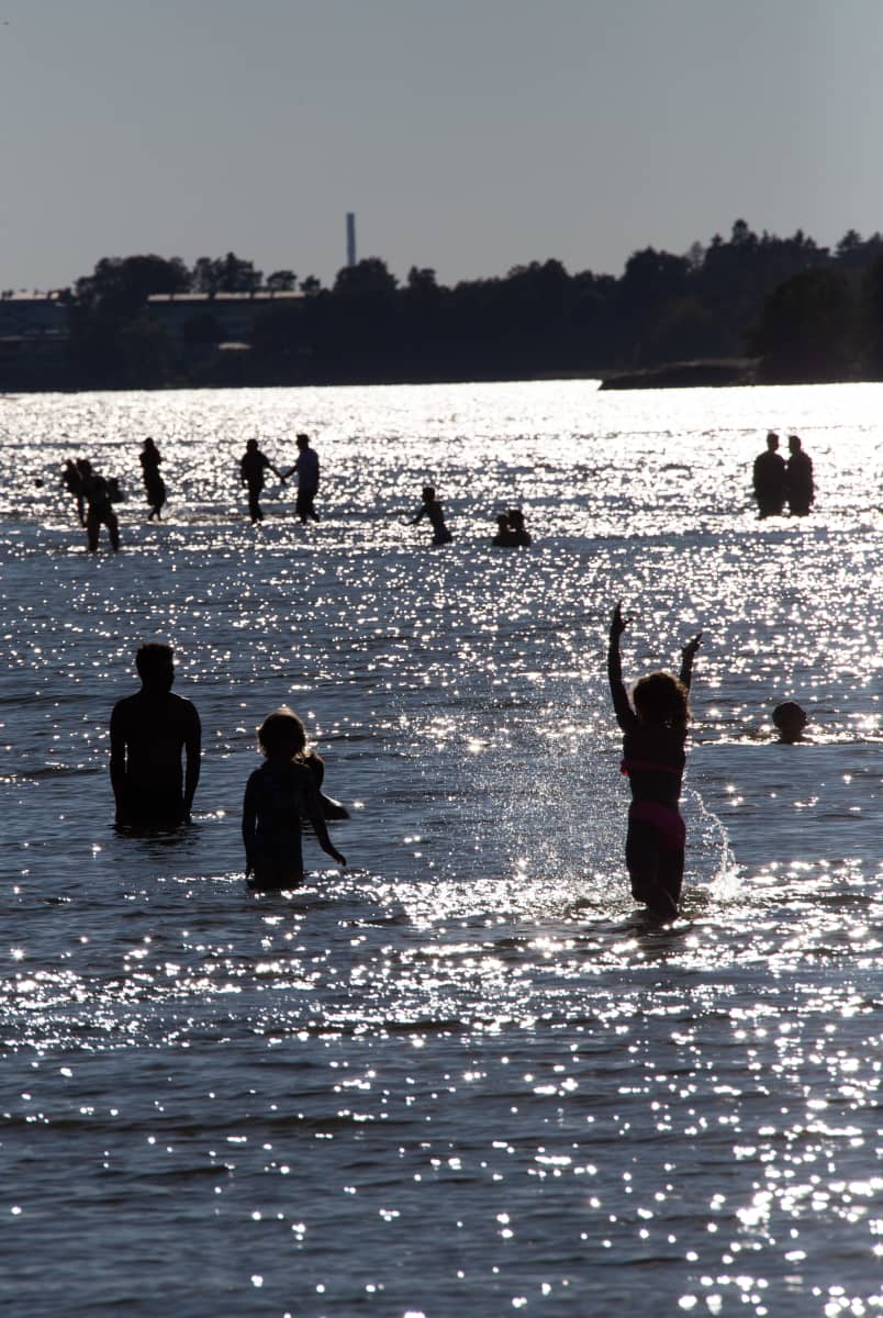 Nuoria Hietaniemen uimarannalla viettämässä viimeistä viikonloppua ennen koulun alkua.