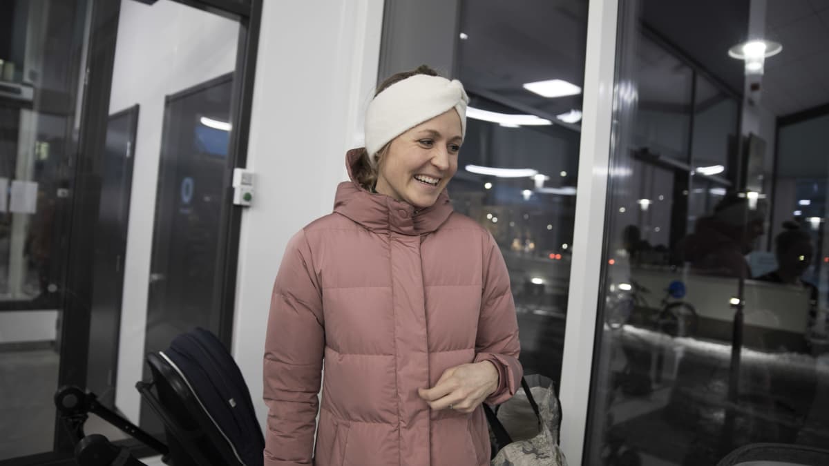 Nainen seisoo uimahallin eteistilassa.