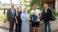 Espoon kaupunginjohtaja Jukka Mäkelä sekä kaupunginhallituksen puheenjohtaja Henrik Vuornos kävivät onnittelemassa Linda ja Heikki Laukkasta, joille syntyi vauva juuri sillä hetkellä, kun 300 000 espoolaisen raja ylittyi. Kuvassa he seisovat Espoon sairaalan pihalla. 