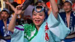 Yukata-asuun pukeutunut nainen juhlii festivaalilla Japanissa.