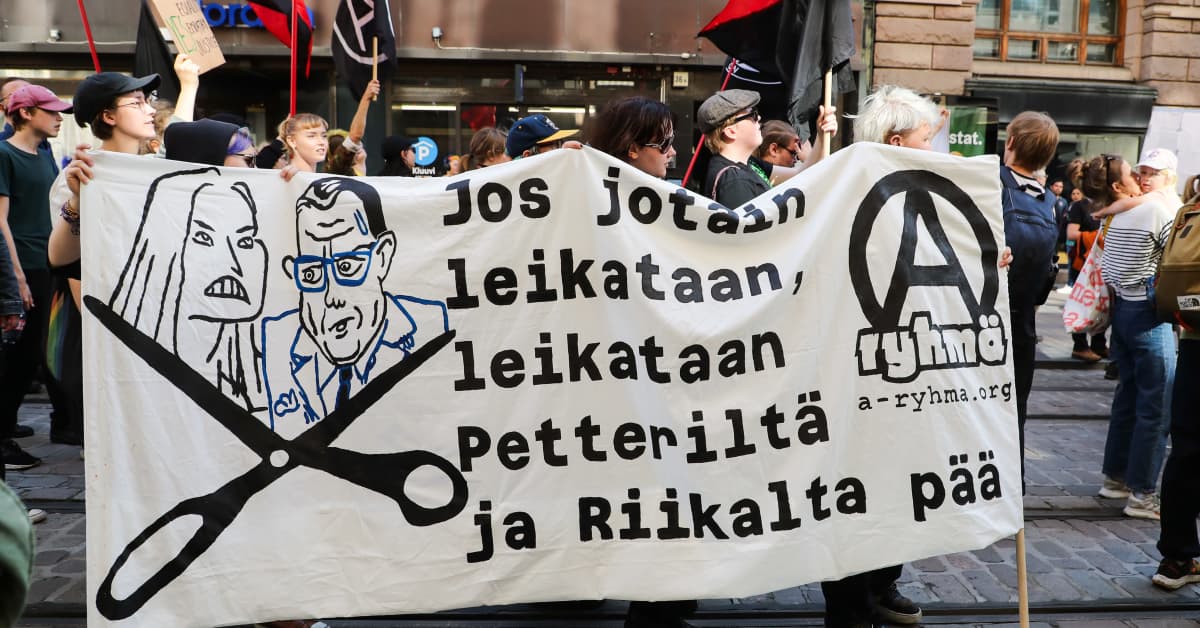 Rasismin vastaisessa mielenosoituksessa nähtiin ministereiden pään ...