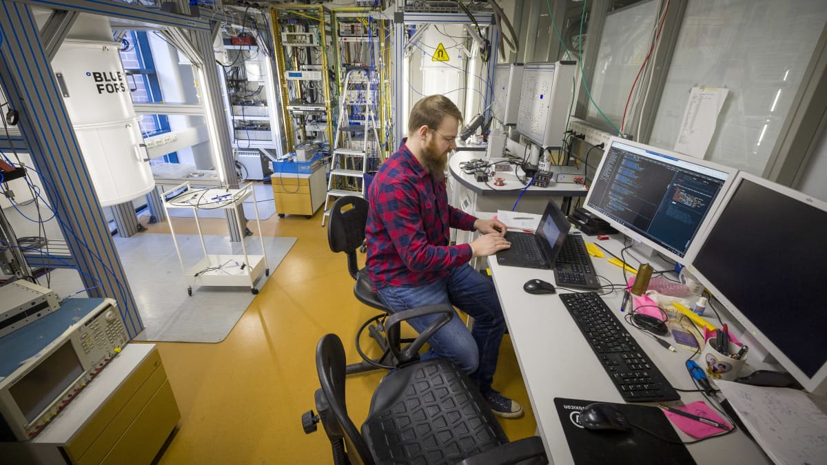 Timm Mörstedt istuu tietokoneen ääressä laboratoriossa.