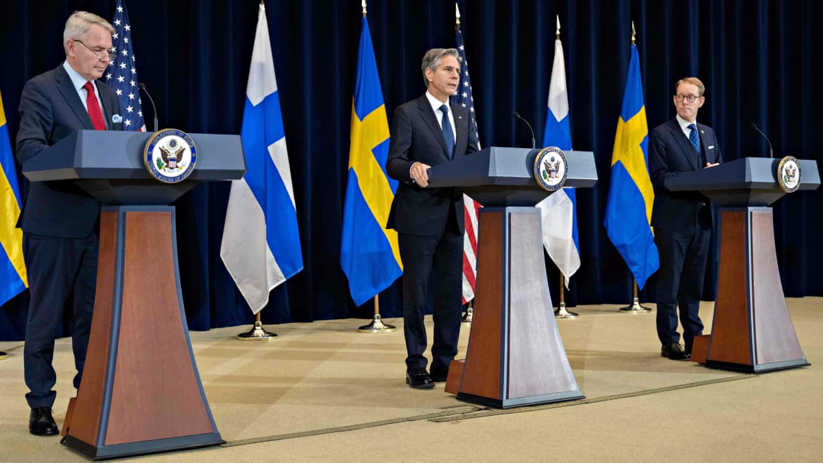 Pekka Haavisto, Antony Blinken ja Tobias Billström lehdistötilaisuudessa Yhdysvaltain Washingtonissa 8. joulukuuta 2022.