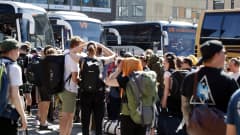 Ihmisiä jonottaa busseille.