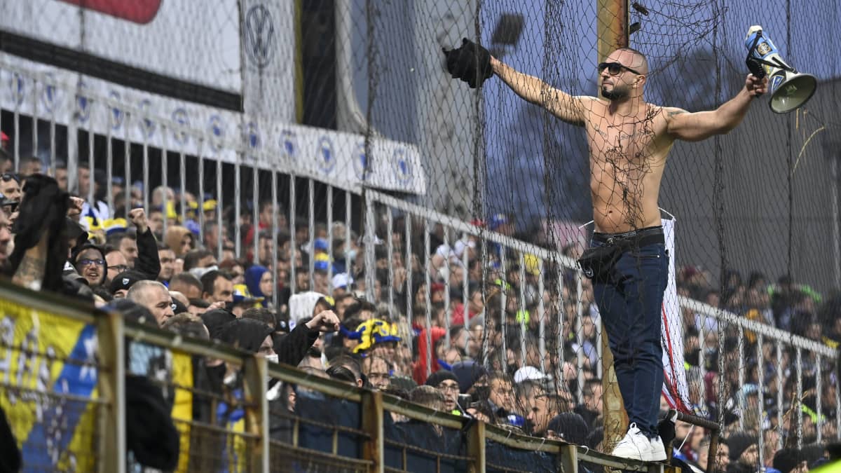 Bosnian faneja Zenican stadionilla.