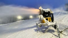 Lumitykki puhaltaa rinteessä. Mustavuoren laskettelukeskuksessa Tampereen ja Nokian rajalla lumetettiin viimeistä kertaa aamulla 9. joulukuuta. 