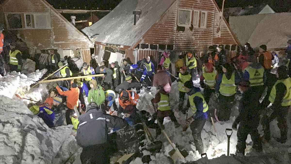 Pelastushenkilöstö raivaa vuoden 2015 lumivyöryn tuhoja