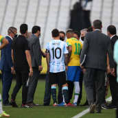 Brasilian ja Argentiinan kymppipaidat Lionel Messi ja Neymar keskustelivat terveysviranomaisten kanssa.