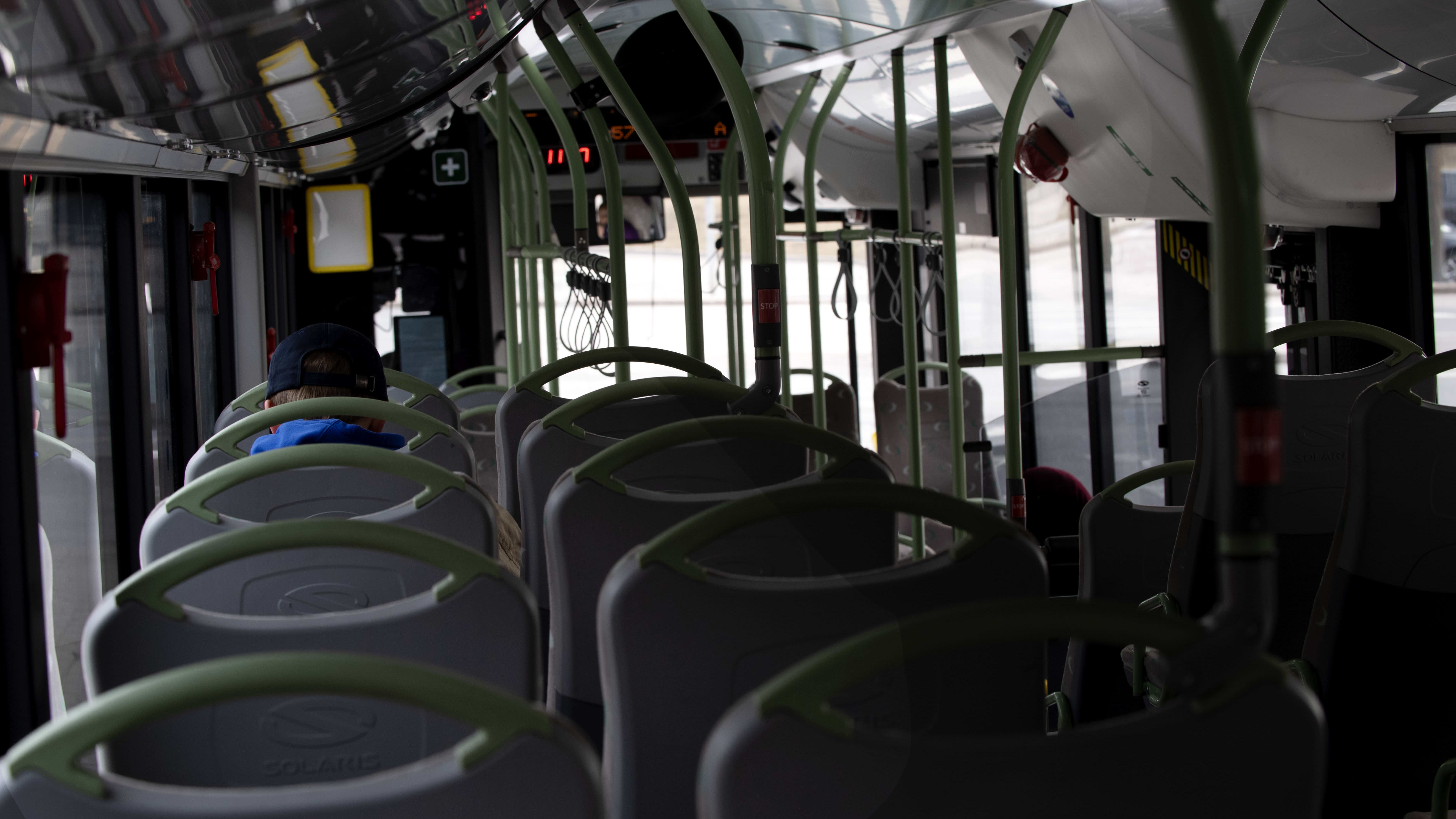 Yksinäinen matkustaja paikallisbussissa.