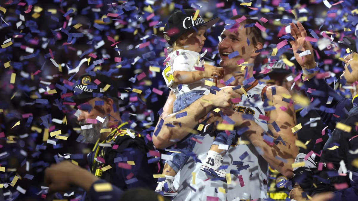 Nikola Jokic ja tyttärensä juhlivat NBA-mestaruutta konfettien keskellä.