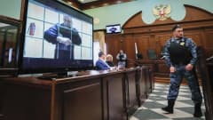 Navalnyi oikeussalin televisioruudulla kaltereiden takana