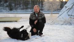 Juha Feodoroff koiransa kanssa Sevettijärvellä
