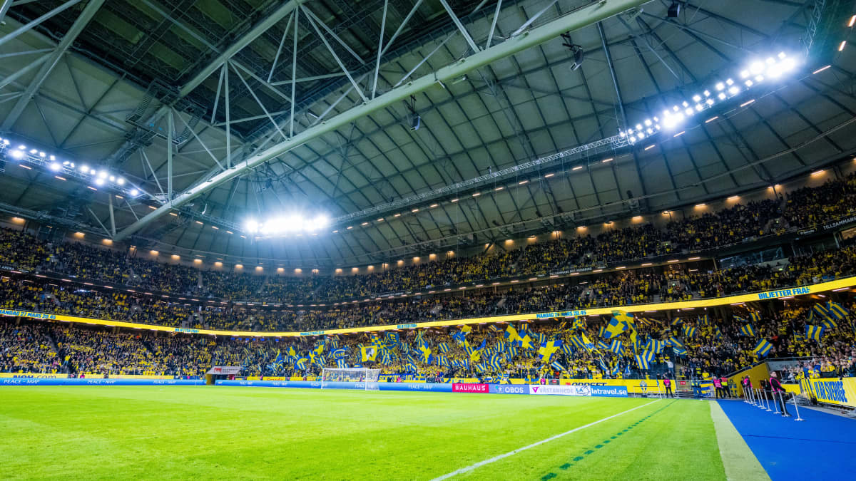 Tukholman Friends Arena ja Ruotsin fanipääty kuvassa.