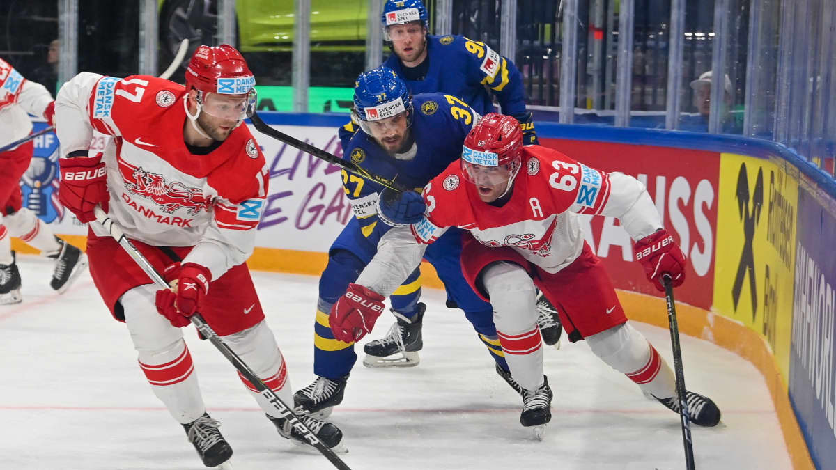 Tanskan Nicklas Jensen ja Patrick Russell sekä Ruotsin Timothy Liljegren vääntävät kiekosta Tanskan ja Ruotsin MM-kohtaamisessa 22.5.2023.