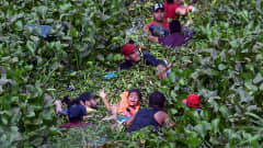 Yhdysvaltoihin pyrkiviä maahanmuuttajia Rio Grande joeassa uimassa kohti Yhdysvaltain puolta.