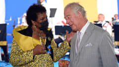 Barbadoksen tuore presidentti Sandra Mason ja Britannian silloinen kruununprinssi Charles kilistelivät presidentin virkaanastujaisissa marraskuussa 2021.