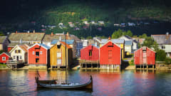 Taloja joen varrella Norjassa.