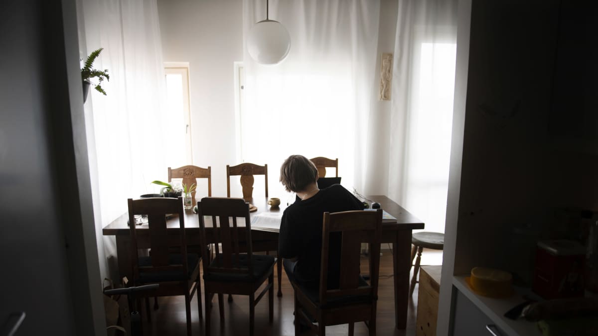Alakoululainen tekee matematiikan tehtäviä kotonaan.