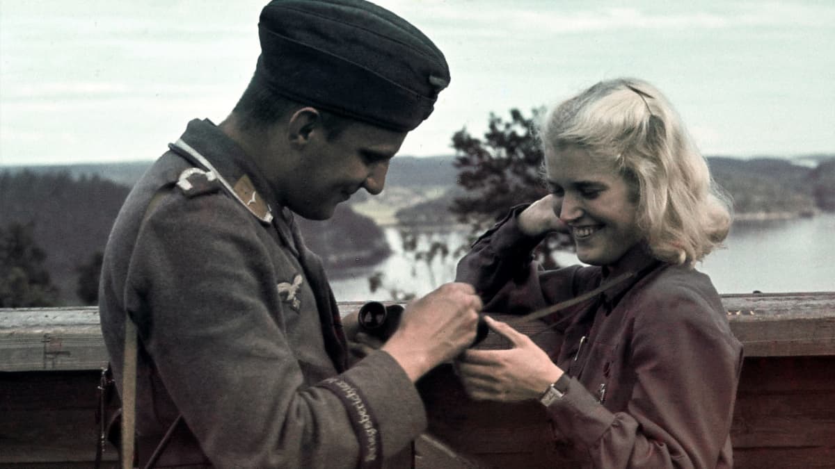 Saksalainen pk-mies ja suomalainen lotta Lahdenpohjan ilmavalvontatornissa 1942