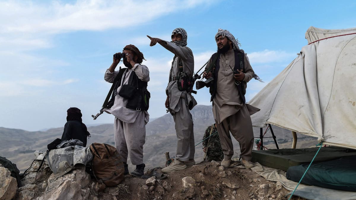 Afgaanisotilaat tarkkailevat Taliban sotilaita vartioasemalla.