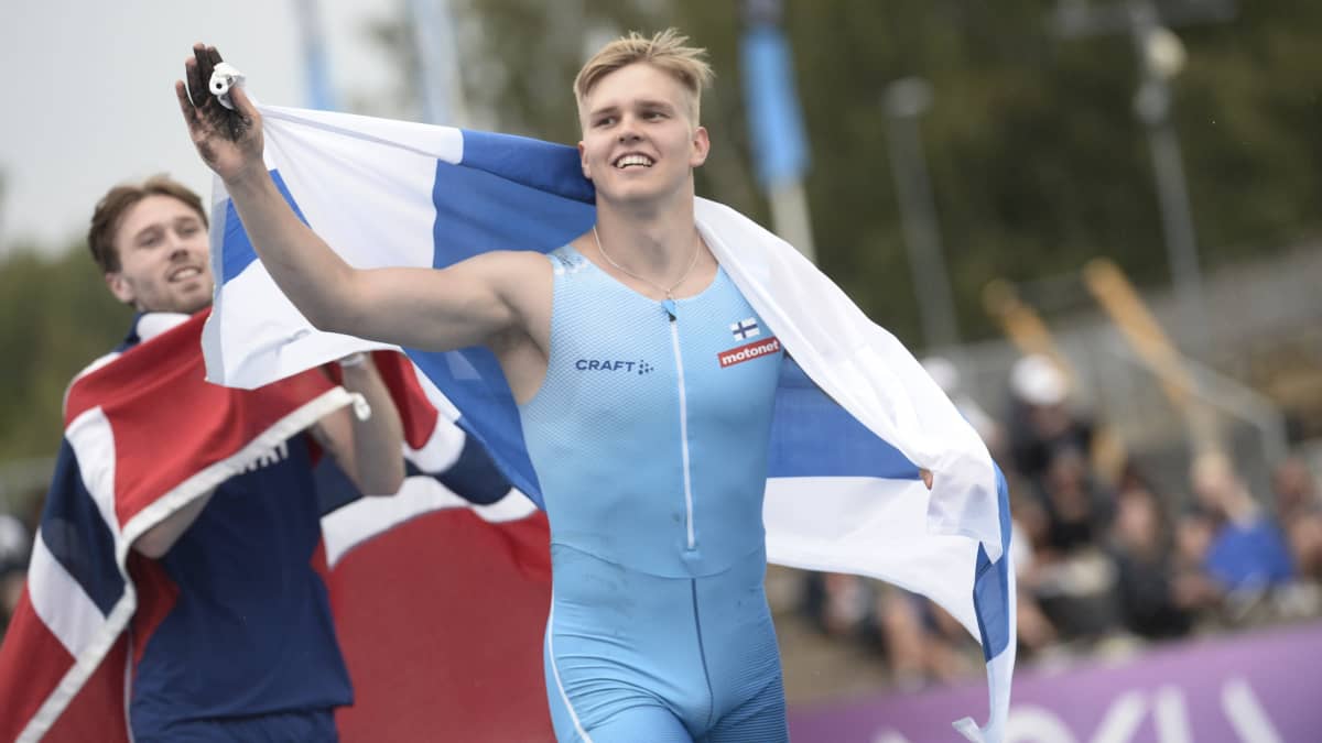 Juho Alasaari juhlii alle 23-vuotiaiden EM-kultaa seiväshypyssä.